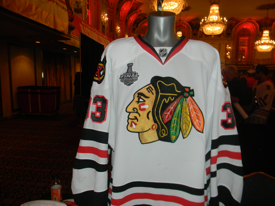 Blackhawks reveal familiar sweater for 2015 NHL Winter Classic —